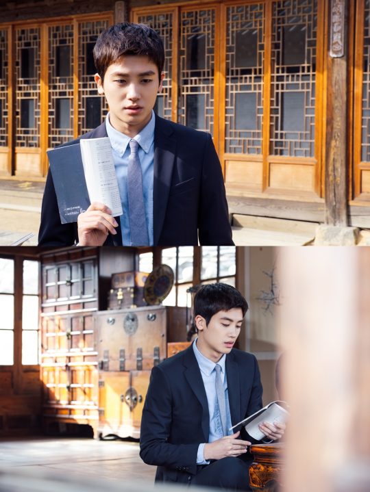 KBS2 Suits Park Hyung-sik has always had a script. Suits (playplayplay by Kim Jung-min, director Kim Jin-woo) is in the top spot of TV viewer ratings for four consecutive episodes since its first broadcast.There is a growing popularity that the drama of the end of the stylish drama, which gives a variety of fun, was born around the romance of two wonderful men, Jang Dong-gun (Miniforce Seok) and Park Hyung-sik (Ko Yeon-woo). It is an excellent expression of three-dimensional characters who do not know where to miss out on various Suits.The Suits actors are making special efforts to capture characters with distinct colors, not just cool and pretty.Among them, Park Hyung-sik, who is pouring Passion for the character of genius matching king, was captured. A photo released by the production team of Suits on the 6th shows the actor Park Hyung-sik captured on the set.Park Hyung-sik in the photo is concentrating with a script in his hand every time the camera stops for a while.Park Hyung-siks efforts can be seen through his eyes and serious expressions that he does not know. In the play, Park Hyung-sik plays a genius matching king who never forgets when he sees and understands it, and a person with empathy ability to disarm his opponent.He had the ability to become a lawyer since he was a child, but he could not catch a chance. He met with Miniforce and came to hide his identity as a fake new lawyer for the best law firm in Korea.Among them, Park Hyung-sik should pour out at once as if he memorized a large amount of dialogue as he played a character with a genius matching king.To this end, the script is always sitting next to Park Hyung-sik. In the drama, Park Hyung-sik should digest a large amount of dialogue.To this end, Park Hyung-sik is always trying to keep the script out of hand; it seems that Park Hyung-siks special affection for characters and works is visible.Suits seem to be able to be loved by viewers because of the efforts of all boats, including Park Hyung-sik, he said.