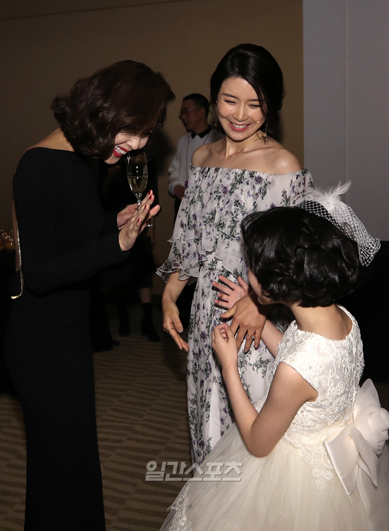 A special place was set up at the 54th Baeksang Arts Awards.After the Red Carpet, the actors gathered together for a friendly party during the time before the awards ceremony. After the Red Carpet, the actors who entered the party attracted attention with their colleagues and chatted with their colleagues regardless of whether they were awarded.Kim Yoon-seok won the Best Acting Award in the film category with Kim Moon-hee and Jo Seung-woo won the Best Acting Award in the TV category. Meanwhile, the Baeksang Arts Awards attracted more than 100 people including the best actors, entertainers, directors, writers and production representatives.