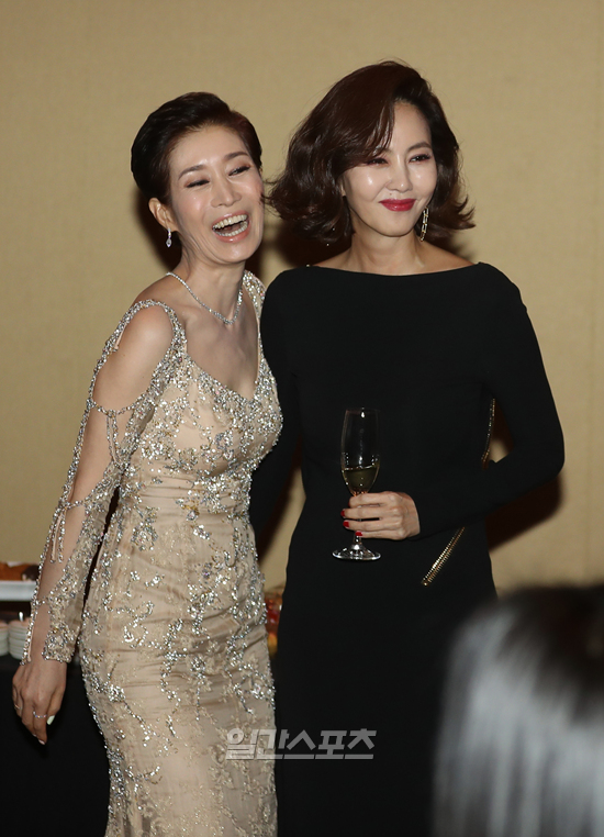 A special place was set up at the 54th Baeksang Arts Awards.After the Red Carpet, the actors gathered together for a friendly party during the time before the awards ceremony. After the Red Carpet, the actors who entered the party attracted attention with their colleagues and chatted with their colleagues regardless of whether they were awarded.Kim Yoon-seok won the Best Acting Award in the film category with Kim Moon-hee and Jo Seung-woo won the Best Acting Award in the TV category. Meanwhile, the Baeksang Arts Awards attracted more than 100 people including the best actors, entertainers, directors, writers and production representatives.