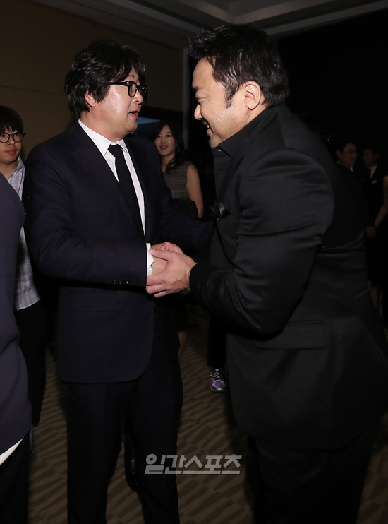 A special place was set up at the 54th Baeksang Arts Awards.After the Red Carpet, the actors gathered together for a friendly party during the time before the awards ceremony. After the Red Carpet, the actors who entered the party attracted attention with their colleagues and chatted with their colleagues regardless of whether they were awarded.Kim Yoon-seok won the Best Acting Award in the film category with Kim Moon-hee and Jo Seung-woo won the Best Acting Award in the TV category. Meanwhile, the Baeksang Arts Awards attracted more than 100 people including the best actors, entertainers, directors, writers and production representatives.