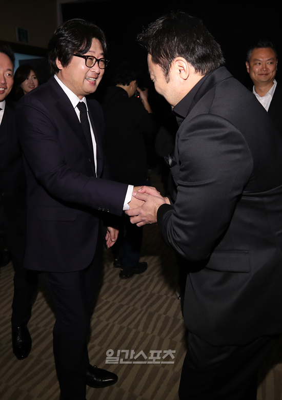 A special place was set up at the 54th Baeksang Arts Awards.After the Red Carpet, the actors gathered together for a friendly party during the time before the awards ceremony. After the Red Carpet, the actors who entered the party attracted attention with their colleagues and chatted with their colleagues regardless of whether they were awarded.Kim Yoon-seok won the Best Acting Award in the film category with Kim Moon-hee and Jo Seung-woo won the Best Acting Award in the TV category. Meanwhile, the Baeksang Arts Awards attracted more than 100 people including the best actors, entertainers, directors, writers and production representatives.