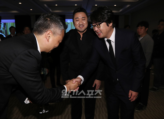 A special place was set up at the 54th Baeksang Arts Awards.After the Red Carpet, the actors gathered together for a friendly party during the time before the awards ceremony. After the Red Carpet, the actors who entered the party attracted attention with their colleagues and chatted with their colleagues regardless of whether they were awarded.Kim Yoon-seok won the Best Acting Award in the film category with Kim Moon-hee and Jo Seung-woo won the Best Acting Award in the TV category. Meanwhile, the Baeksang Arts Awards attracted more than 100 people including the best actors, entertainers, directors, writers and production representatives.