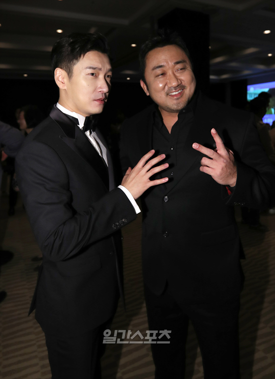 A special place was set up at the 54th Baeksang Arts Awards.After the Red Carpet, the actors gathered together for a friendly party during the time before the awards ceremony. After the Red Carpet, the actors who entered the party attracted attention with their colleagues and chatted with their colleagues regardless of whether they were awarded.Kim Yoon-seok won the Best Acting Award in the film category with Kim Moon-hee and Jo Seung-woo won the Best Acting Award in the TV category. Meanwhile, the Baeksang Arts Awards attracted more than 100 people including the best actors, entertainers, directors, writers and production representatives.