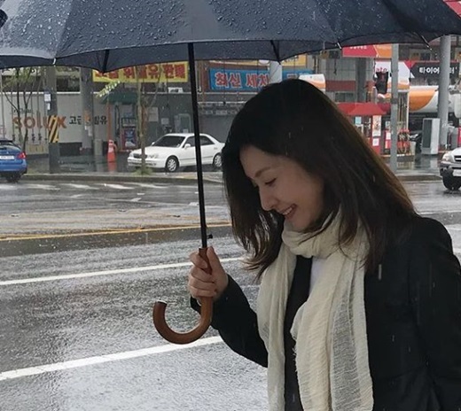 Mid-sized Actor Choi Myeong-Gil reported on Rains recent days. Choi Myeong-Gil told his SNS on the 6th, #Rain Kawayo Rain.#Growing~ #Rain Sunday and posted a photo with the phrase: Rain is seen walking the street with Choi Myeong-Gil supporting an umbrella in the morning.Choi Myeong-Gil is appearing on KBS2TV daily drama The House of Dolls.