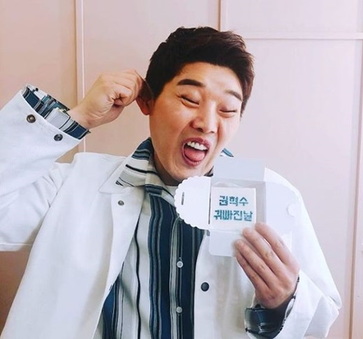 Broadcaster Kwon Hyuk-soo has reported on his birthday.Kwon Hyuk-soo said on his instagram on the 6th, Many people who congratulated me on my precious day ~ ~ Thank you so much!I will give you back this happiness I thank you so much and love you. Happy birthday ~ ~ # Kwon Hyuk-soo # Birthday # Happy # Happy # Thank you # Thank you # Happy # Happy # Happy # Happy Birthday # Happy .Kwon Hyuk-soo is working as a Sino point MC in Song Ji-hyos Beautiful Life, which is broadcasted simultaneously on the cable channel On Style and Olive channel launched on the 10th of last month.