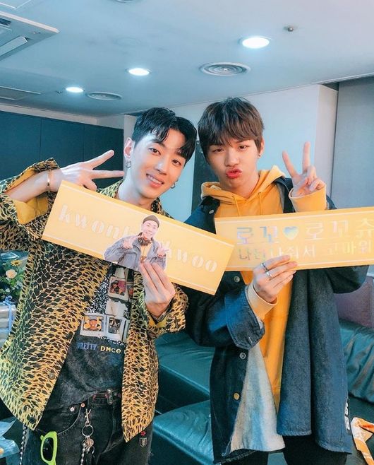 Two shots of the group Wanna One Kang Daniel and singer Grey were released; Grey posted a picture on his instagram on the 6th with an article entitled Loco Chu.Grey in the photo is smiling brightly with a Loco Concert placard with Wanna One Kang Daniel.Wanna One Kang Daniel was reported to have attended the Concert of Loco on the 5th.It appears that Grey and two shots, a family member of the agency such as Loco, have been released. Kang Daniel and Loco are appearing together on MBC Its Dangerous Outside the Duvet.In this regard, he also attended Concert and enjoyed the performance. It was reported that Kang Daniel as well as Jang Ha Lee Kyung enjoyed the performance in the audience.Meanwhile, Loco completed its first solo concert Loco Motive 2018 at Yes24 Live Hall in Gwangjin-gu, Seoul on May 5. Grey Instagram