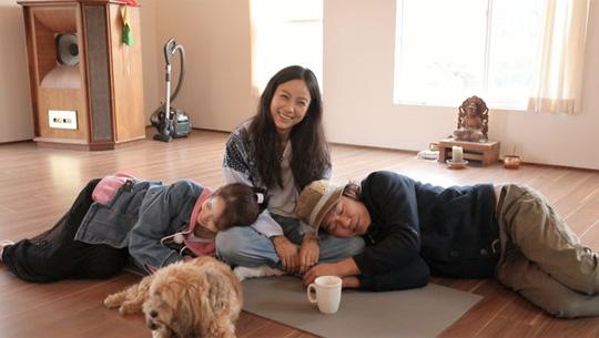Hyorine 2, Hyori and Im Yoon-ah are now like siblings [= Jeong Deok-hyun] JTBC entertainment <Hyorine Guest house 2> is not helped by the true weather.The ever-changing Jeju Island weather is now spring, but it just snows out of nowhere, so the plans are often messed up in the first place.For example, two young people who crossed Jeju Island on Bike try to climb to 1100 highlands and look down on Jeju City, but there is no situation because of the fog in bad weather.Perhaps the crew imagined Bike breaking the beach in the clear spring sunshine of Jeju Island when he invited the Bike youth as a guest.But that scene didnt work out, for the young men who had been up since dawn and wanted to ride Bike with the sunrise were also faced with a situation where they couldnt see the sunrise because of the cloudy weather.The weather did not help, as Lee Hyori did the photo shoot that was promised before.I tried to shoot in the rain, but eventually I had to fold it and I had to shoot again in Seoul later.The cloudy weather did not allow the pictures that were originally planned in the shooting, and it was like shooting a picture or shooting a broadcast.This was happening in the early days of the story, and I was expecting some snow in the winter, but I was unable to go down in the heavy snow.Of course, the guests couldnt do what they were going to do, and the surfing of the ambitious surfboarding youths couldnt get into the camera as well as they thought.This is why the film was filmed again in the spring without ending in the winter, but this has led to more attention.It is the sympathy between the characters in the Guest house, especially the ones that are noticed by Lee Hyori and Im Yoon-ah.They were singing wireless microphones together, dancing in Girls Generation, sometimes listening to music, deep emotions, walking and talking about little happiness, and they developed into an inseparable relationship.