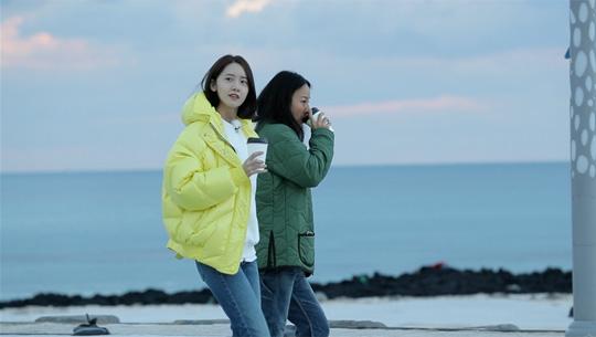 Hyorine 2, Hyori and Im Yoon-ah are now like siblings [= Jeong Deok-hyun] JTBC entertainment <Hyorine Guest house 2> is not helped by the true weather.The ever-changing Jeju Island weather is now spring, but it just snows out of nowhere, so the plans are often messed up in the first place.For example, two young people who crossed Jeju Island on Bike try to climb to 1100 highlands and look down on Jeju City, but there is no situation because of the fog in bad weather.Perhaps the crew imagined Bike breaking the beach in the clear spring sunshine of Jeju Island when he invited the Bike youth as a guest.But that scene didnt work out, for the young men who had been up since dawn and wanted to ride Bike with the sunrise were also faced with a situation where they couldnt see the sunrise because of the cloudy weather.The weather did not help, as Lee Hyori did the photo shoot that was promised before.I tried to shoot in the rain, but eventually I had to fold it and I had to shoot again in Seoul later.The cloudy weather did not allow the pictures that were originally planned in the shooting, and it was like shooting a picture or shooting a broadcast.This was happening in the early days of the story, and I was expecting some snow in the winter, but I was unable to go down in the heavy snow.Of course, the guests couldnt do what they were going to do, and the surfing of the ambitious surfboarding youths couldnt get into the camera as well as they thought.This is why the film was filmed again in the spring without ending in the winter, but this has led to more attention.It is the sympathy between the characters in the Guest house, especially the ones that are noticed by Lee Hyori and Im Yoon-ah.They were singing wireless microphones together, dancing in Girls Generation, sometimes listening to music, deep emotions, walking and talking about little happiness, and they developed into an inseparable relationship.