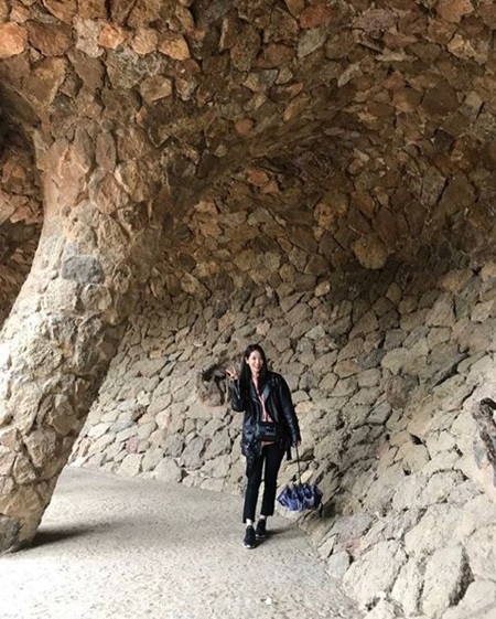 Actor Park Shin-hye reported on the current situation of shooting Dramas in Barcelona, ​​Spain. Park Shin-hye posted several photos on his instagram with a tag # parcgüll.The photo appears to have been taken at Barcelonas Guel Park, where Park Shin-hye is taking TVNs new Drama, Memories of the Palace of Alhambra.Memories of the Palace of Alhambra depicts the story of Yoo Jin-woo (Hyun Bin), the head of an investment company, visiting Granada, Spain as a business and staying at a Hostel run by Jung Hee-joo (Park Shin-hye).The Palace of Alhambra is in Granada, Spain; Memories of Alhambra Palace is scheduled to air in the second half of the year.Park Shin-hye will return to the small screen two years after the SBS Drama Doctors in 2016. He plays the role of Jeong Hee-joo, the owner of the Hostel.Park Shin-hye is in love with Actor Choi Tae-joon, who is in charge of his Familys livelihood due to his sudden death, although he has been studying in Granada, Spain, dreaming of being the best classical guitarist.
