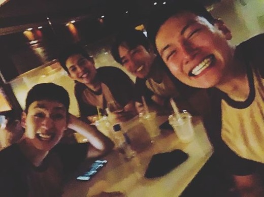 Actor Park Shin-hye and actress Choi Tae-joon, who are in love with Actor, reported their recent situation. Choi Tae-joon posted a picture of his smile on his instagram with the phrase Kimchi Cheese.The photo shows Ji Chang-wook, who was on vacation during his service at the Cheolwon Artillery Brigade in Gangwon Province, Lee Jong-hyun of CNBLUE and Kim Sun-woong of Berutum.Choi Tae-joon, who has expanded the spectrum of acting with SBS special drama Exit on the 1st, will appear on SBS drama Hunnamjeongeum which will be broadcasted on the 23rd.Choi made his debut as a child of Jo In-sung through SBS drama Piano in 2001. This year, he celebrated his 18th year of debut.