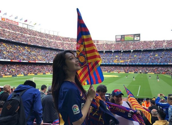 Super Junior Leeteuk, Apink Jung Eun-ji are El Clásico intuition Celebratory photo respectivelyOn July 7, Jung Eun-ji wrote on his instagram: Barcelona v. RealMadrid. I came to work, and I saw El Clásico while I was here to work.Thank you. Jung Eun-ji in the photo is sitting in the FC Barcelona cheering seat and smiling brightly with uniforms and flags.Leeteuk also posted a post on his instagram on the same day, Lariga. El Clásico. Warsaw Home Kyonggi and then cheering seat Celebratory photoEl Clásico is a word referring to two teams FCBarcelona and Real Madrids Kyonggi, representing the Spanish league La Liga.Barcelona scored a 2-2 draw against Real Madrid in the Spanish Primera División at Camp Nou in Spain Barcelona on Friday.Jung Eun-ji, Leeteuk Instagram