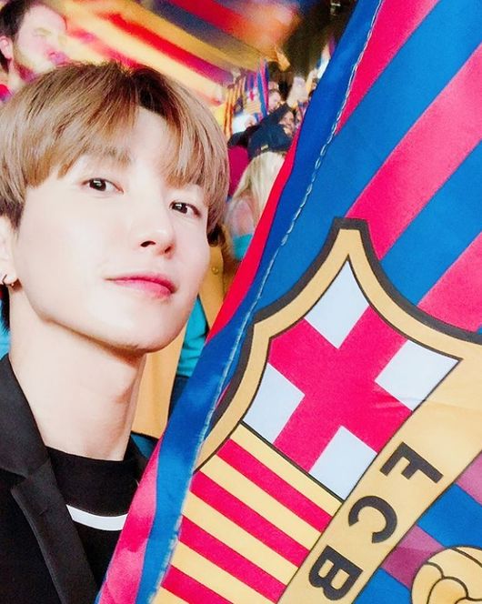 Super Junior Leeteuk, Apink Jung Eun-ji are El Clásico intuition Celebratory photo respectivelyOn July 7, Jung Eun-ji wrote on his instagram: Barcelona v. RealMadrid. I came to work, and I saw El Clásico while I was here to work.Thank you. Jung Eun-ji in the photo is sitting in the FC Barcelona cheering seat and smiling brightly with uniforms and flags.Leeteuk also posted a post on his instagram on the same day, Lariga. El Clásico. Warsaw Home Kyonggi and then cheering seat Celebratory photoEl Clásico is a word referring to two teams FCBarcelona and Real Madrids Kyonggi, representing the Spanish league La Liga.Barcelona scored a 2-2 draw against Real Madrid in the Spanish Primera División at Camp Nou in Spain Barcelona on Friday.Jung Eun-ji, Leeteuk Instagram