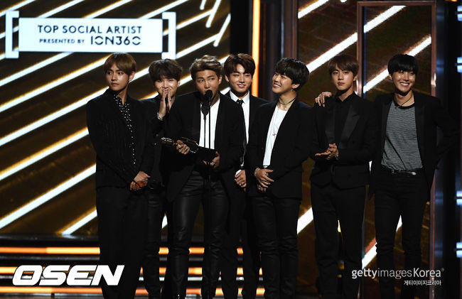 Boy group BTS returns, and has its first comeback stage of a new song on stage at the United States of America Billboards Music Awards.As soon as the music video was filmed, BTS was ready to play the whole world in earnest. On the 6th, BTS finished filming the third regular album LOVE YOURSELF title song Tear in Korea.(2018.05.07 solo report) Until now, BTS has always completed Music Video with the best quality, and it has raised the fun of watching from drama type to performance-oriented video.The 3rd album of the completed BTS will be released to the world on the 18th. The charm of BTS is the most brilliant on stage.Since the beginning of the deV, it has been regarded as a rookie who will be more expected in the future with an unrecognized performance. Now it has become a World Star that captivated both domestic and international worlds.In line with the global class, BTS new song stage is expected to be the first to be seen at the United States of America Billboards Music Awards (BBMA), one of the three major musical awards.At the 2017 BBMA held last year, BTS won the Top Social Artist Award.The times, the main current affairs weekly of United States of America at the time, attracted attention as the worst moment that the stage of BTS did not go on.Many BTS fans hoped for surprise performance, but unfortunately they disappointed them, the times explained. Last years wind reached and I participate as a performer this year.At the same time, it confirmed their status as a world premier after the candidate for Top Social The Artist, which was awarded last year, and confirmed their status. In addition, the 2018 BBMA, which will be held in United States of America Las Vegas on the 20th (local time), will include BTS, Camila Cabello, Dua Lipa A Lipa and Sean Mendes will be on stage. Prior to this, on the 7th, they released a new albums intro song Singularity trailer and announced a full-scale comeback signal.Earlier, a new song was reported as Fake Love through a media outlet in United States of America.Thats how the United States of America proves that BTS comeback is an issue.