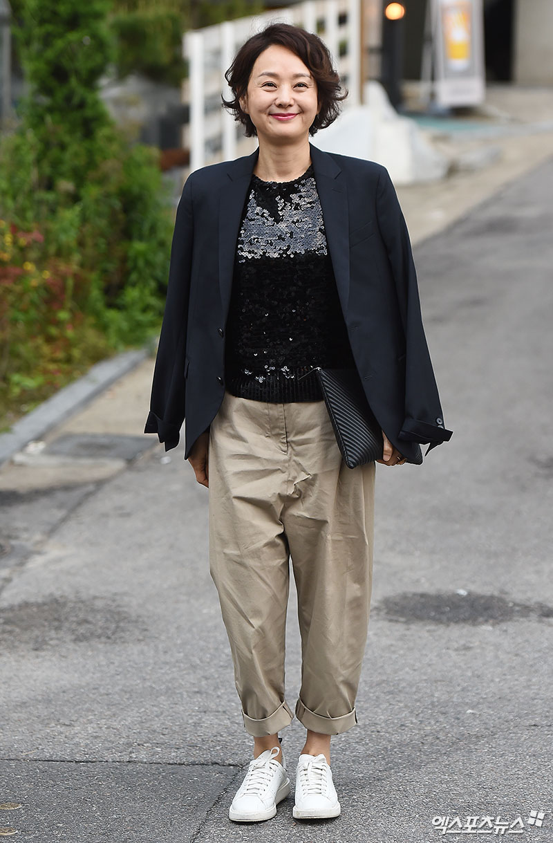 Bae Jong-ok extraordinary fashion sense Actor Bae Jong-ok, who attended the TVN weekend drama Live Party with staff at a restaurant in Sangam-dong, Seoul on the afternoon of the 6th,
