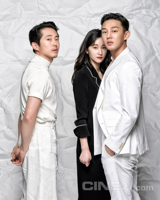 The Cine 21 cover Kahaani, which was the only Korean film to be named in the 71st Cannes Film Festival competition, was released with the main characters Yoo Ah-in, Steven Yeun and Jeon Jongseo.Those who became the main character of Cine 21 1154 appeared in the picture with charisma and charm beyond the visuals in the movie.The attractive appearance of the three actors who have digested black and white costumes makes them imagine the Cannes Film Festival World Premier Red Carpet on the 16th.In particular, Yoo Ah-in, who made a screen comeback in two years, showed the charm of fashionista without regret.Steven Gerrard, who was in Korea to promote Burning Man, also revealed the inherent aura.Newcomer Jeon Jongseo showed off a new visual that he had never completed point make-up with red lip in black hair.Details of the Actors on-site behind-the-scenes Kahaani, Character can be found in Cine 21 1154.The film Burning Man is a secret and intense story that takes place when the distribution company Yoo Ah-in meets her childhood friend, Haemi, and is introduced to her by an unidentified man, Ben (Steven Gerrard Yeon).Burning Man is attracting attention as the best issue of the year, until the actors hot performance and Lee Chang-dongs screen comeback in eight years.Lee Chang-dongs sixth directing and the 71st Cannes Film Festival official competition, Burning Man, will be released on the 17th.