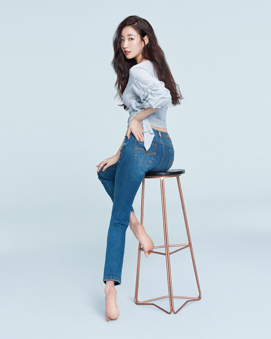 Kim Sa-rangs summer picture of the worlds top three premium denim Recooper was finally released in early April. Kim Sa-rang has proved to be a Wannabe star who wants to resemble women with perfect body and excellent fashion sense. I raised the perfect version, and this summer the picture showed an overwhelming Denim fit with more mature and sophisticated headings and expressions.Kim Sa-rang also said, I was very satisfied with the result of the picture and showed my affection. I was very satisfied with the result of the picture, but I decided to decide to release the picture after I was delayed.I hope Kim Sa-rang will recover quickly. Meanwhile, Kim Sa-rang suffered a fracture and bruise in Italy last month.Kim Sa-rang was later operated on in Korea after returning home, and was stable