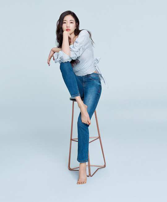 Kim Sa-rangs summer picture of the worlds top three premium denim Recooper was finally released in early April. Kim Sa-rang has proved to be a Wannabe star who wants to resemble women with perfect body and excellent fashion sense. I raised the perfect version, and this summer the picture showed an overwhelming Denim fit with more mature and sophisticated headings and expressions.Kim Sa-rang also said, I was very satisfied with the result of the picture and showed my affection. I was very satisfied with the result of the picture, but I decided to decide to release the picture after I was delayed.I hope Kim Sa-rang will recover quickly. Meanwhile, Kim Sa-rang suffered a fracture and bruise in Italy last month.Kim Sa-rang was later operated on in Korea after returning home, and was stable