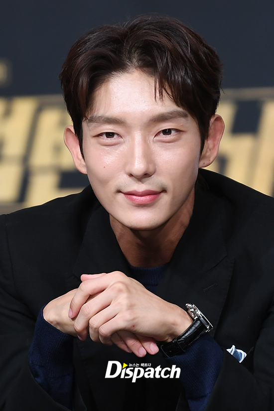 Holyk in that eye...Lee Joon-gi, the charm of a pair of pairs. TVN Lawless Lawyer production presentation was held at Amoris Hall in Yeongdeungpo, Seoul on the afternoon of the 8th.Lee Joon-gi fired a romantic look.Meanwhile, Lawless Lawyer is a big-time legal act in which an lawless lawyer who used a fist instead of law fights against absolute power and grows into a true lawless lawyer.It will be broadcast first on the 12th.Romantic smile.Holyck in his eyes.The charm of the pair.