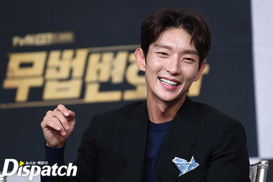 Holyk in that eye...Lee Joon-gi, the charm of a pair of pairs. TVN Lawless Lawyer production presentation was held at Amoris Hall in Yeongdeungpo, Seoul on the afternoon of the 8th.Lee Joon-gi fired a romantic look.Meanwhile, Lawless Lawyer is a big-time legal act in which an lawless lawyer who used a fist instead of law fights against absolute power and grows into a true lawless lawyer.It will be broadcast first on the 12th.Romantic smile.Holyck in his eyes.The charm of the pair.