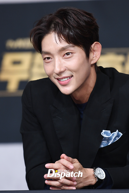 Holyk in that eye...Lee Joon-gi, the charm of a pair of pairs. TVN Lawless Lawyer production presentation was held at Amoris Hall in Yeongdeungpo, Seoul on the afternoon of the 8th.Lee Joon-gi fired a romantic look.Meanwhile, Lawless Lawyer is a big-time legal act in which an lawless lawyer who used a fist instead of law fights against absolute power and grows into a true lawless lawyer.It will be broadcast first on the 12th.Romantic smile.Holyck in his eyes.The charm of the pair.