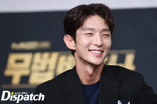 Holyk in that eye...Lee Joon-gi, the charm of a pair of pairs. TVN Lawless Lawyer production presentation was held at Amoris Hall in Yeongdeungpo, Seoul on the afternoon of the 8th.Lee Joon-gi fired a romantic look.Meanwhile, Lawless Lawyer is a big-time legal act in which an lawless lawyer who used a fist instead of law fights against absolute power and grows into a true lawless lawyer.It will be broadcast first on the 12th.Romantic smile.Holyck in his eyes.The charm of the pair.