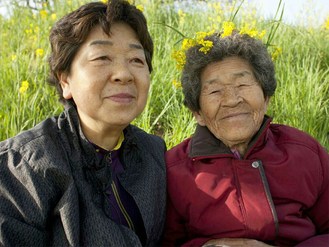 8ÀÏ ¾î¹öÀ̳¯À» ¸Â¾Æ ±¹¹ÎÈÆÀå µ¿¹éÀåÀ» ¹Þ´Â ¸ðÁ¤¼÷ ¾¾(¿ÞÂÊ)°¡ Áý ¾Õ¿¡¼ Ä£Á¤¾î¸Ó´Ï ¾ç½Å¾È ¾¾¿Í ÇÔ²² µû¶æÇÑ º½ ³¯¾¾¸¦ Áñ±â°í ÀÖ´Ù. ¸ðÁ¤¼÷ ¾¾ Á¦°ø