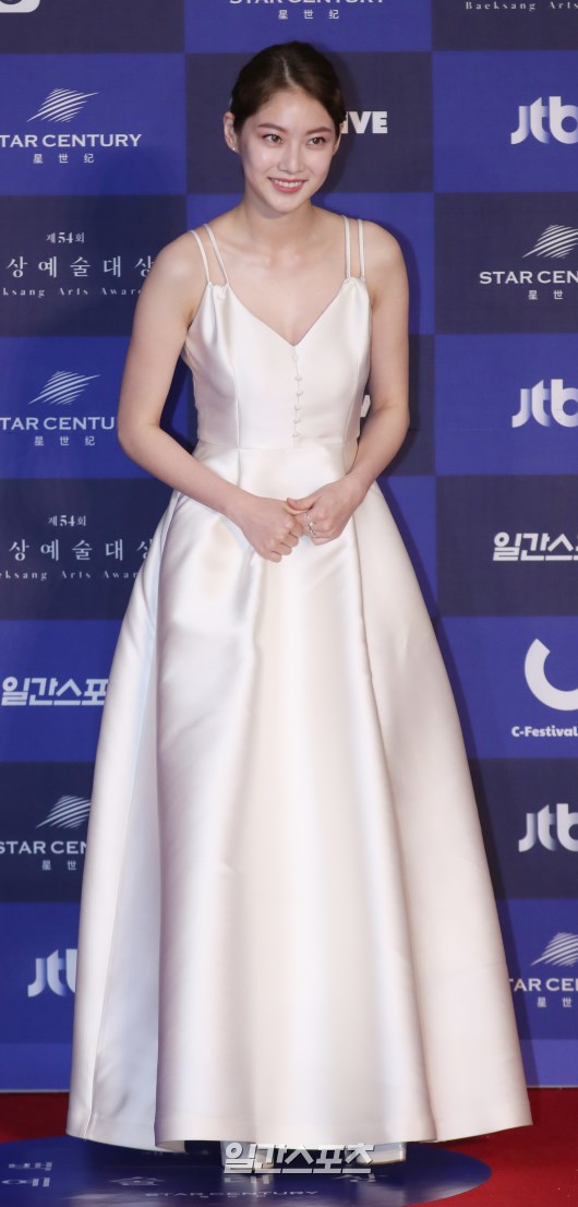 The reservoirs in charge of the society, including Son Ye-jin, Kim Nam-joo, Kim Sun-a, Sul-hyun, Nana, Kim Se-jung, Choi Hee-seo, Jin Ki-ju, Moon Sori, Jeon Hye-jin, Kim Da-som, Lee Ha-nui and Lee Bo-young, competed with pure white pure beauty and all-black all-black all-black all-out beauty, and received a warm praise from fans for the film 1987 and tvN Secret Forest. The honor was given in the film and drama category, and the honor of the Grand Prize was Kim Nam-joo in the TV category and Kim Yoon-seok and Na Moon-hee in the movie category.The Rookie of the Year award, which can only be received once as an actor, went to Choi Hee-seo, Koo Gyo-hwan, Yang Se-jong, and Huh Yul.The 54th Baeksang Arts Awards Award winner (writing) List TV category▲ Target tvN Secret Forest▲ TVN Mother for Drama Film▲ Womens Best Acting Award JTBC Misty Kim Nam-joo▲ Mans Best Acting Award tvN Secret Forest Jo Seung-woo▲ Direction Award JTBC Dignified She Kim Yoon-chul▲ Song Eun-i for the Womens Entertainment Awards▲ Seo Jang-hoon for the Mens Entertainment Awards▲ JTBC Hyoris Homestay for Arts and Arts▲ Cultural Works Award Pogo Girls▲ Womens Supporting Actor SBS Kiss First▲ Male Supporting Actor TVN Sweet Sassy Life Park Ho-san▲ Female Rookie Actor TVN Mother Huh Yul▲ Male New Actor Acting Award SBS The Temperature of Love Yang Se-jong▲ TVN Secret Forest Lee Soo-yeon writer▲ Art Award pilgrimage Choi Sung-woo Film DirectorGrand Prize 1987▲ Womens Best Acting Award I Canspeak Na Moon-hee▲ Mans Best Actor 1987 Kim Yoon-seok▲ The prize of Namhansanseong▲ Director s sin and punishment with God Kim Yong Hwa▲ Male Supporting Actor 1987 Park Hee-soon▲ Female Supporting Actor Lee Soo-kyung▲ Director Kang Yoon-sung of Crime City for the new director▲ Female Rookie Acting Award Park Yeol Choi Hee-seo▲ Male New Actor Award Dream Jane▲ Cinerio Award 1987 Kim Kyung-chan