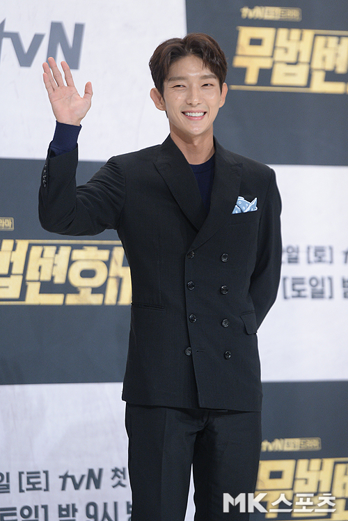 TVN Lawless Lawyer production presentation was held at Amoris Hall in Yeongdeungpo, Seoul on the afternoon of the 8th.Lee Joon-gi has photo time.