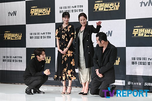 Actor Lee Joon-gi, who created life and life characters with The Time of Dogs and Wolves, once again challenges life characters.Time Between Dog and Wolf Kim Jin-min will be reunited in 11 years and will return to Lawless Lawyer.At 2 p.m. on the 8th, a production presentation of tvN Lawless Lawyer (playplayed by Yoon Hyun-ho and directed by Kim Jin-min) was held at Amoris Hall in Times Square, Yeongdeungpo, Seoul.Lee Joon-gi Seo Ye-ji Lee Hye-Yeong Choi Min-soo Kim Jin-min attended.Lawless Lawyer is a work that depicts the act of a grand evil law lawyer who is a fist instead of law, who is fighting against absolute power with his life and growing up as a true lawless lawyer.Kim Jin-min, director of Time Between Dog and Wolf, and Lee Joon-gi, who have been reunited in 11 years, are gathering topics. Lee Joon-gi plays the role of Bong Sang-pil, a lawyer from Tribal who combines law and fist.Lee Joon-gi is highly anticipated as a Lawless Lawyer who will freely cross the boundaries between law and lawlessness and will make his own argument.Kim Jin-min said, It is a dream casting, including Lee Joon-gi, and Seo Ye-ji Choi Min-soo Lee Hye-Yeong. Actors who are hard to catch, Lee Joon-gi Seo Ye-ji gave this drama Choices in Choices.I started with a case, but I bloomed. Lee Joon-gi said, Thank you for your visit for a long time.I thought it would be a work that would break manners, he said, expressing deep confidence in Kim Jin-mins work.As for his breathing with Seo Ye-ji, he said, Even though I would have been uncomfortable as an actor, I made it my own while laughing.Director Kim Jin-min said, I was very passionate when I was Time Between Dog and Wolf, but the attitude and enthusiasm remain unchanged.He was more flexible than he was then, and he knew how to listen to others and digest them in his own way.I thought there was a reason for going long while watching the staff and other actors in the field. Kim said, I am glad that I can work together.I hope to be an actor who runs longer through Time Between Dog and Wolf. 