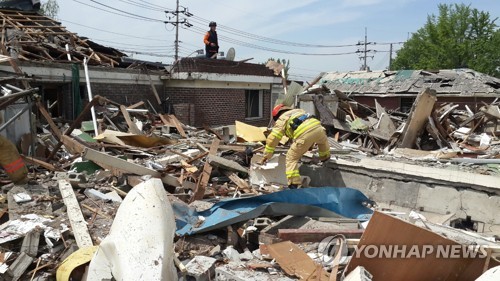 인명 수색중  (양주=연합뉴스) 7일 오전 경기도 양주시 봉양동의 주택가에서 LP가스 폭발로 추정되는 사고가 나 소방관이 인명수색 중이다.2018.5.7 [양주소방서 제공=연합뉴스]  jhch793@yna.co.kr  (끝)