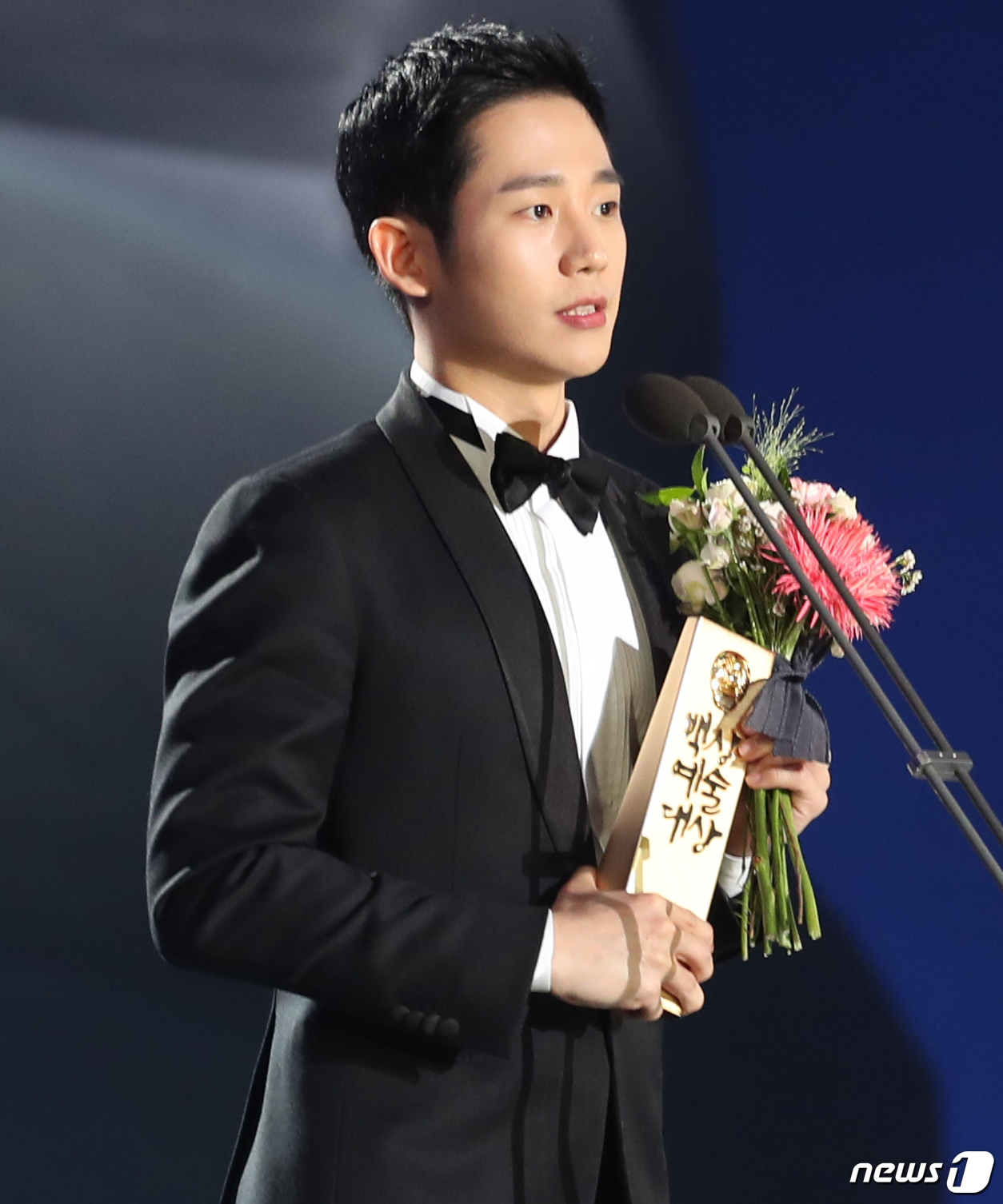 Seoul:) = Actor Jung Hae In recently left his first heartbreak after the center controversy erupted at the Baeksang Arts Awards.Jung Hae In posted on his official Fan Cafe on the 9th, How are you doing? I have not been able to say anything to you since I have been greeting you for a long time.He said, First of all, I am back from the last filming of Drama Beauty Sister who buys rice well.I am writing to you because I am so blank in my mind, he said. This work seems to remain for me as a work I will never forget. Jung Hae In said he hopes to watch a lot until the end of this weeks broadcast and the last broadcast next week. And thanks to you, I am so grateful and grateful for receiving the award.I wanted to say this. Finally, Jung Hae In said, I am very grateful for your support and love for me.As I said in my testimony, I will walk silently and calmly on the way I am given to me.  Fans who love me, I respect you and love .Meanwhile, Jung Hae In was caught up in the center controversy after the 2018 Baeksang Arts Awards held on the 3rd.The controversy over the center was raised because the winners were located in the place where they took the commemorative photo.Viewers pointed out that Jung Hae In, a popular award winner, rather than a best acting award winner, took the center, which led to a major controversy.It is specialized in Jung Hae In Fan Cafe writing.Hello, everyone. Its Haein.How are you? Ive been saying hello to you for a long time, so I dont know what to say.First of all, I am back from the last filming of Drama Beauty Sister who buys rice well.I am writing to you after being so blank in my mind.I think this work will remain to me as a work that I will never forget.I usually feel good when I finish my work, but on the other hand I feel so good. It is so different from the feelings I have felt so far.Now, this week, 13 times and 14 times will be broadcast, and next week, Drama will end.I will also be with you as a viewer, so I would like to ask you to watch a lot to the end!And thanks to you, I am so grateful and grateful for my over-respected award. I really wanted to say this.I am grateful for your support and love for me, and I will walk silently and calmly on the way I am given, as I said in my acceptance speech.Fans who love me, I respect you and love you.