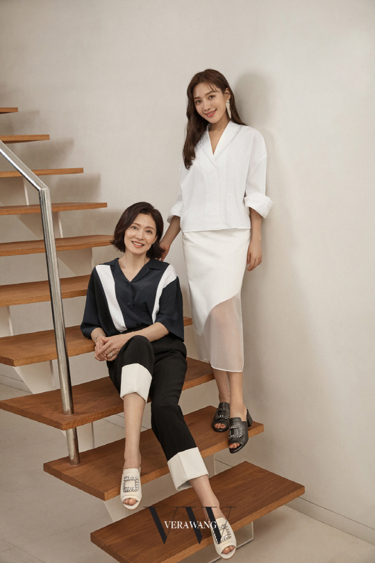 Choi Hee-seo, who has recently shown delicate acting in OCN drama Mistresses, has recently collected a big topic by winning the New Acting Award at the 2018 Baeksang Arts Awards.In this picture, she is getting more attention as she can meet her new charm.In this picture, Yoon Jung and Choi Hee-seo showed the beauty beyond the age and age. Choi Hee-seo in the public picture shows off the grace of the exotic silhouette One Piece, while matching the classic wrap blouse with wide pants and completing the urban styling.Yoon Jin-eun showcased her sophisticated look by wearing a simple white One Piece.In addition to this, we are proposing a styling solution this summer, while stylishly digesting summer items such as clean summer knits, pants and shirts.Meanwhile, Mistresses, which Choi Hee-seo is playing, is airing on OCN every Saturday and Sunday at 10:20 pm