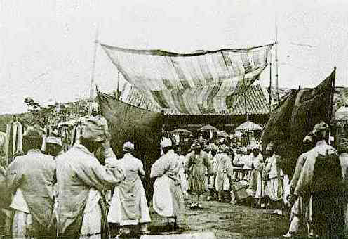 시해된 지 2년이 지나 치러진 명성황후 국장. <한겨레> 자료 사진.