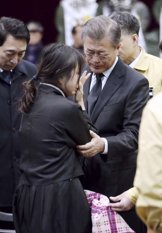 문재인 대통령이 1월 27일 경남 밀양시 삼문동 밀양문화체육회관에 마련된 세종병원 화재 참사 희생자 합동분향소를 방문해 유가족을 위로하고 있다. 김상선 기자