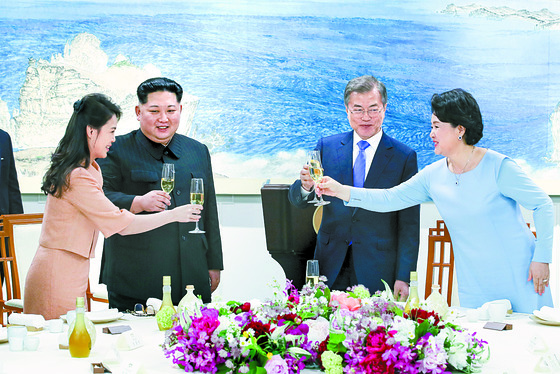 지난달 27일 오후 판문점 평화의 집에서 열린 환영만찬에서 문재인 대통령, 김정숙 여사, 김정은 국무위원장, 리설주 여사가 건배하고 있다. 김상선 기자