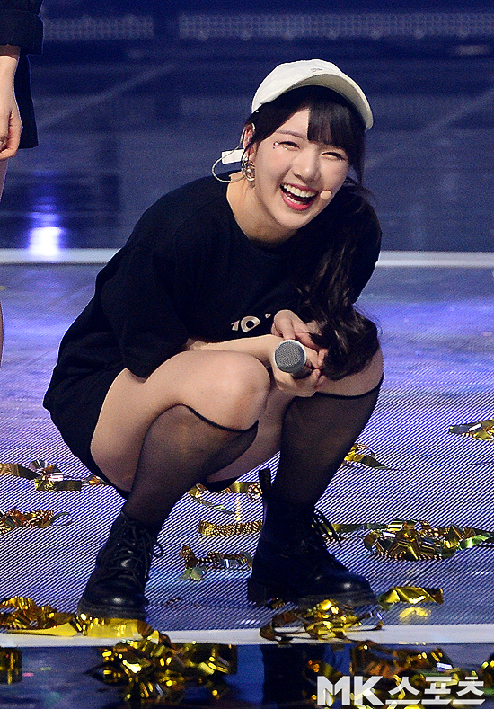 Show Champion live broadcast stage was held at 9th day Ilsan MBC Dream Center. Girl group GFriend won first place in Show Champion. GFriend member Yerin is delighted.