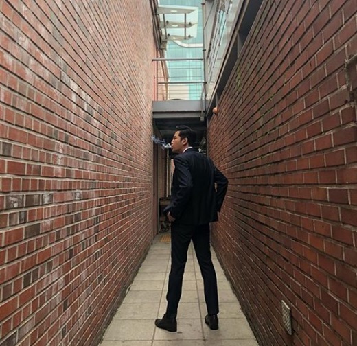 Asia Prince actor Jang Keun-suk has been in the mood for a long time.Jang Keun-suk posted a photo on his SNS on the 9th of the day posing with a red brick wall Between with a tag called #brick (brick).The picture appears to be a scene from the drama: Jang Keun-suk is in the running as Sadochan in the SBS drama The Switch - Change the World.