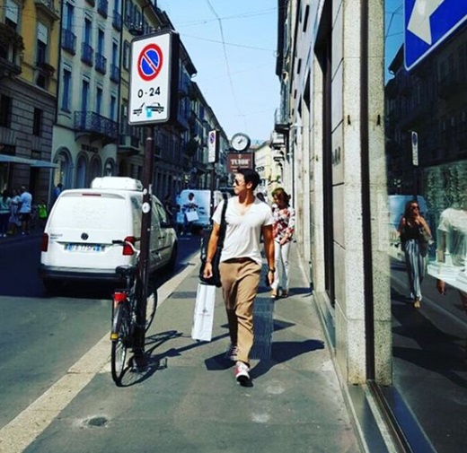 Singer and actor Rain (real name Rain) recently reported on her Instagram account on the 9th, posting a photo of her strolling the streets in casual clothes.He only wore white tees and cotton pants, but Rains jewellery stands out; Rain married actor Kim Tae-hee in January last year, and gave birth to his daughter in October of that year.Rain stars in JTBC gilt drama Sketch