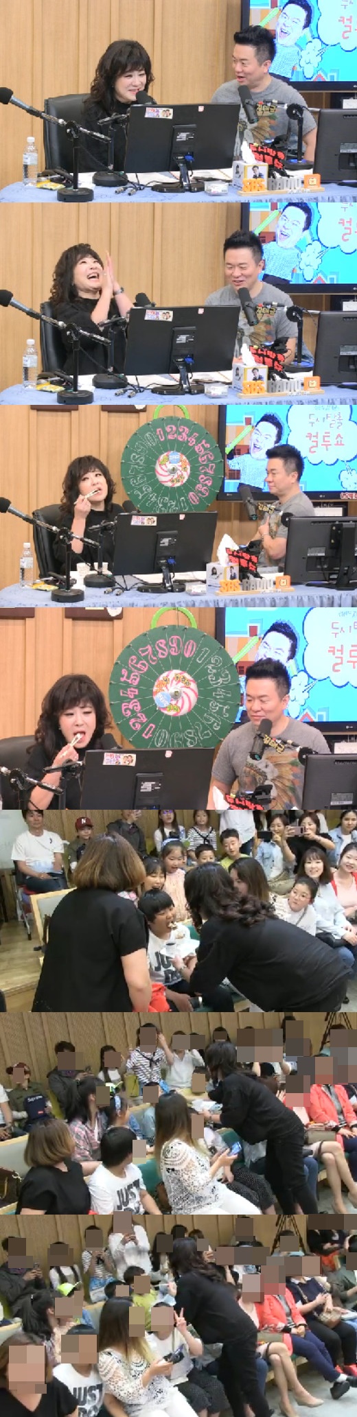 Singer Noh Sa-yeon received the TV Cultwo Show with his extraordinary affinity and gesture. On SBS Power FM Dooshi Escape TV Cultwo Show (hereinafter referred to as TV Cultwo Show), Noh Sa-yeon became a special DJ.Noh Sa-yeon said, I have been feeling popular recently. I have been debuting for 40 years, and it is also recently that young friends like me in 40 years.I will take a picture and I will. Noh Sa-yeons recent popularity is due to its cool personality and dedication.Especially, the appearance of being honest and caring for others, the tit-for-tat and sweetness of her husband James Moosong Lee, caused the publics favor. Noh Sa-yeon was also honest about flesh.I just do not want to lose weight, I have only bones left, said DJ Kim Tae-gyun, who asked, Did you declare that you do not lose weight?I feel so good, he said. I am dry now and if I fall further than this, people ask me, Do you have a party? Its all bones.I did not have any flesh, he said. In the past, MBC Golden Fishery - Radio Star said that Kang Susie should be removed. Kang Susie said, I had so many male fans that he hated him.In my heart, Im really saying, I have to get rid of him.I was going to go to that place a little bit, but I have passed by and now I am a very pretty brother.  So I am talking comfortably. My husband James Moosong Lee and JTBC I also conveyed an anecdote. (James Moosong Lee) recently took an advert for the Ministry of Health and Welfare.James Moosong Lee is a slave, said James Moosong Lee, who parodied Bobs pretty sister, and said, The most impressive scene is the stall scene. I thought people were shooting a beautiful sister who bought rice well. The most eye-catching thing on the spot that was transmitted through the radio on this day was the figure of Noh Sa-yeon eating Chicken.For Noh Sa-yeon, who is in poor condition, the production team prepared Chicken and showed Chicken food in real time.Chicken continued to refill in front of Noh Sa-yeon, adding to the fun of listening and watching.