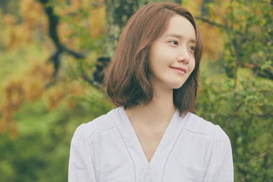 Prior to the announcement of the digital single You (To You), Yoona used the official Yoona homepage, Facebook, Twitter and various SNS girls official accounts, on 9th, the Innocence atmosphere harmonized with the beautiful landscape We are enhancing the expectation for new songs that have released Teaser images.To you released on various music sites including Melon, Genie, Neighbor Music, etc. coming next Thursday, Yoona and Lee Sang-soon collaboration songs born through JTBC Hyeori House Minshuku 2 is there.It is expected that Lee Sang-soon will attract music fans who are only composed acoustic ballads that compose music, Yoona is in charge of lyrics, reminiscent of peaceful landscape of Jeju Island.In addition, Yoona is receiving love of viewers with familiar charm at JTBC Hyeori House Minshuku 2 which is broadcast every Sunday evening at 9 am and on September 20 at the Sejong Hall in Sejong University Seoul National University Seoul YOONA FANMEETING TOUR, So Wonderful Day # Story_ 1 (Yoona Fan Meeting Tour, Small Wonderful Day # Story _ Won) / Photo = SM