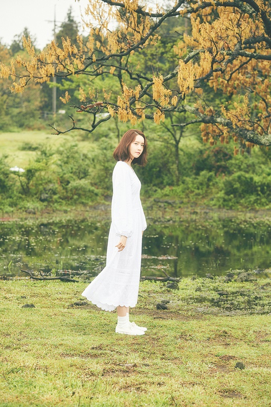 A new song, Teaser image, featuring the innocent charm of singer and actor Im Yoon-ah, has been released.Before the announcement of the digital single To You, Im Yoon-ah is raising expectations for the new song by releasing a clean image of Teaser that blends with beautiful scenery through the official website of Im Yoon-ah and various SNS Girls Generation such as Facebook and Twitter on the 9th. To You) is a collaboration song by Im Yoon-ah and Lee Sang-soon, which was born through JTBCs Hyorine Guest house.Lee Sang-soon is going to attract music fans as it is an acoustic ballad song that reminds me of the peaceful Jeju Island scenery by Im Yoon-ah, who is composed by Lee Sang-soon and is in charge of writing. In addition, Im Yoon-ah is loved by viewers with friendly charm at JTBC Hyoriene Guest House 2 On the day of the meeting, we will hold YOONA FANMEETING TOUR, So Wonderful Day #Story_1 (Im Yoon-ah Fan Meeting Tour, So Wonderful Day #Story_One) at Sejong University Ocean Hall in Gwangjin-gu, Seoul / Photo=SM