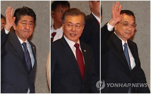 왼쪽부터 아베 총리, 문 대통령, 리 총리 [연합 자료사진]