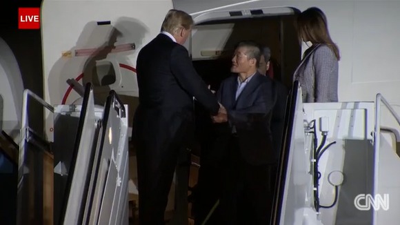 10일(현지시간) 도널드 트럼프 미국 대통령이 북한에서 석방된 한국계 미국인들의 귀국을 환영하고 있다. © News1