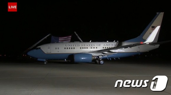 10일(현지시간) 북한에서 석방된 미국인 3명을 태운 여객기가 워싱턴DC 앤드루스 공군기지 활주로에 도착했다. (사진=CNN 갈무리)© News1