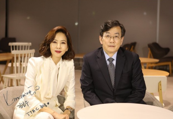 JTBC The Newsroom official SNS has a picture of Kim Nam-joooo and Sohn Suk-hee Anchor on the 10th.It was a two-shot with Kim Nam-joooo who appeared on JTBC The Newsroom culture invitation on the 9th.The two people in the public photos are smiling gently while staring at the camera.It is more strange that Kim Nam-jooo, who played the role of national anchor Goh Hye-ran in the drama Misty, and actually the meeting of the national anchor, Sohn Suk-hee.Kim Nam-joooo, who made the appearance on The Newsroom, spoke the tone of Misty Goh Hye-ran Anchor.Because I met Sohn Suk-hee Anchor, I gave a look to Anchor vs. Anchor.As praise for acting continued, Kim Nam-joooo said, It was a work that came back in six years. It was a challenge to a new character, not a character that was already done.But unlike worry, I was so happy to receive a lot of attention and attention after the broadcast, and I was happy because I held the trophy (the 54th Baeksang Arts Award for Best Actress) in my arms.So I was a little bit wobbly, he said.
