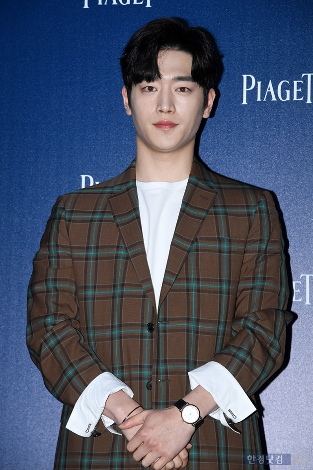 Actor Seo Kang-joon poses at the Sunny Sade of Life event, a Swiss watch and jewelery brand, held at K Hyundai Museum in Sinsa-dong, Seoul on the afternoon of the 10th.