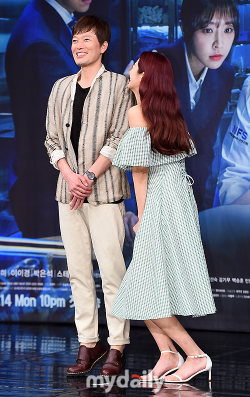 Actor Jung Jae-young and Stephanie Lee are posing at the MBC New Moonhwa Drama Investigation Couple production presentation held at MBC Golden Mouse Hall in Sangam-dong, Mapo-gu, Seoul on the afternoon of the 10th.