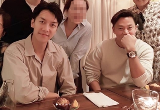 The warm-hearted images of Lee Seung-gi and Lee Seo-jin have been revealed.YG FOODS representative Noh Hee-young posted a picture on his instagram on May 10th.Inside the picture was a picture of Lee Seung-gi and Lee Seo-jin sitting side by side.Lee Seung-gi is dressed in a light brown shirt, Lee Seo-jin is stylish with white knit; the warm beauty of the pair catches the eye.delay stock