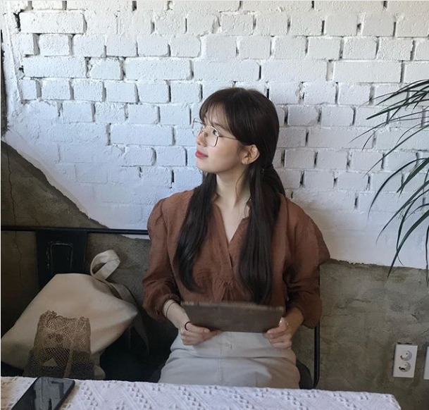 Singer and actor Bae Suzy showed off her watery beauty.Bae Suzy posted a picture on her Instagram page on May 10.Inside the photo was a picture of Bae Suzy with half-packed hair and glasses, who is smiling slightly while staring elsewhere, not at the camera.Bae Suzys small face size and thin Neckline stand out.Fans who responded to the photos responded I look comfortable today, a good day, Odonate glasses, half bundled hair well, My sister does not have a pretty day.delay stock