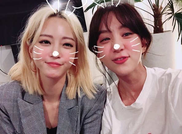 Actors Han Ye-seul and Jung Ryeo-won boasted of their best friend Chemistry.On May 10, Jung Ryeo-won posted photos and videos taken with Han Ye-seul on his personal instagram.In the photo and video, Jung Ryeo-won is making a look of despair after transforming into a rabbit through a camera filter.Jung Ryeo-won, along with the photo, HAVE A GREAT DAY (a good day) briefly added to the friendship with Han Ye-seul.The netizens who watched this responded such as I like two shots so much, I support this friendship, I am glad that you look bright.Park Su-in